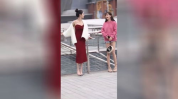 小姐姐搓手臂,小姐姐搓手臂的温馨瞬间